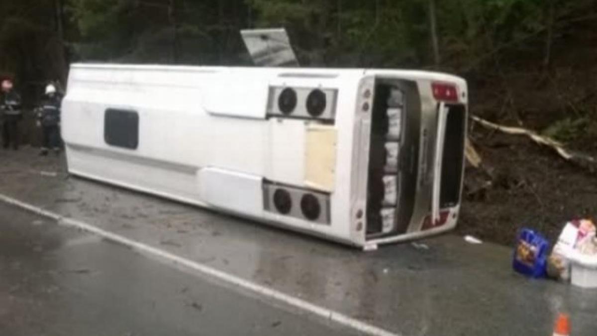 autocar cu 35 de pasageri rasturnat in judetul neamt