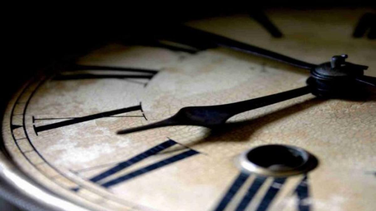 in aceasta noapte trecem la ora oficiala de vara cum trebuie sa potrivim ceasurile