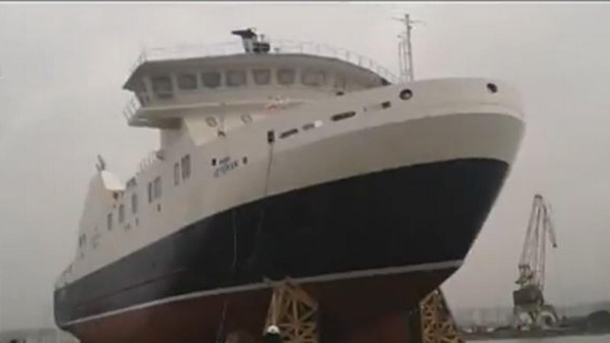 muncitorii santierului naval galati au fost mandri sa vada nava veteran lansata la apa video