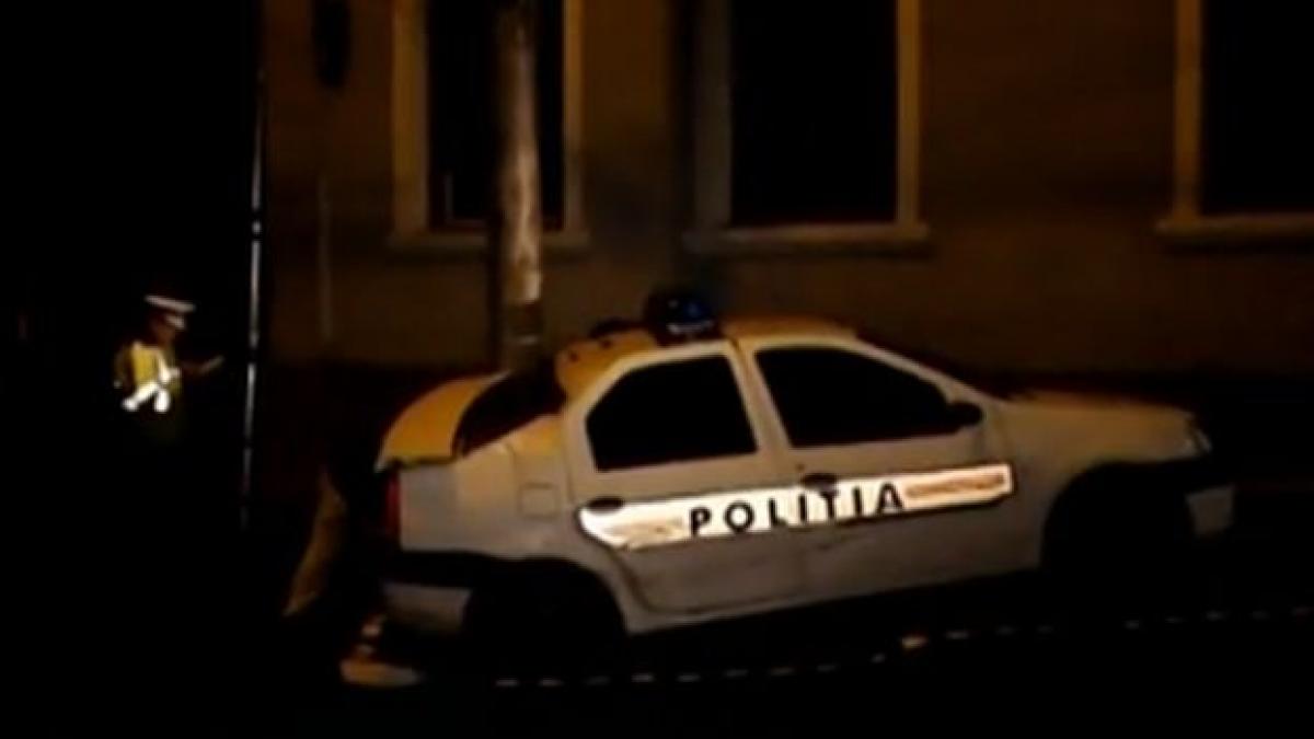 masina de politie proiectata in stalp