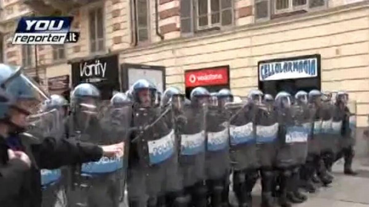 protest violent la torino cel putin doua persoane au fost ranite
