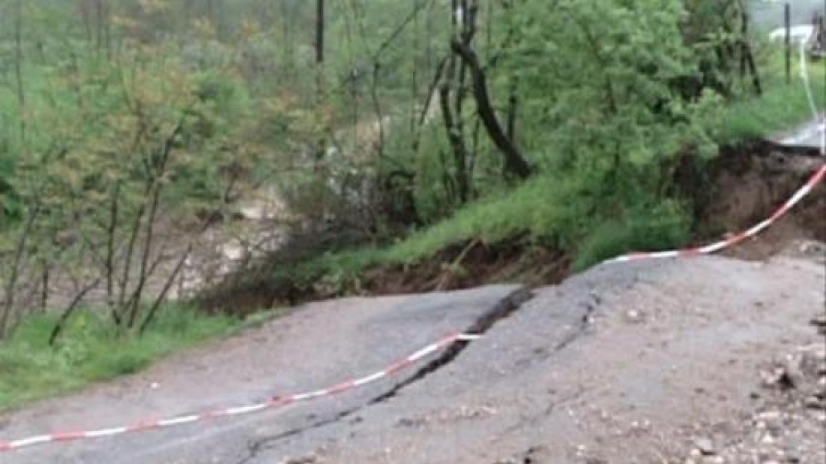 alunecari de teren in buzau peste 300 de persoane sunt izolate