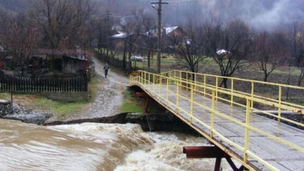 zeci de case si gospodarii din galati au fost inundate daca nivelul apei va creste oamenii vor fi