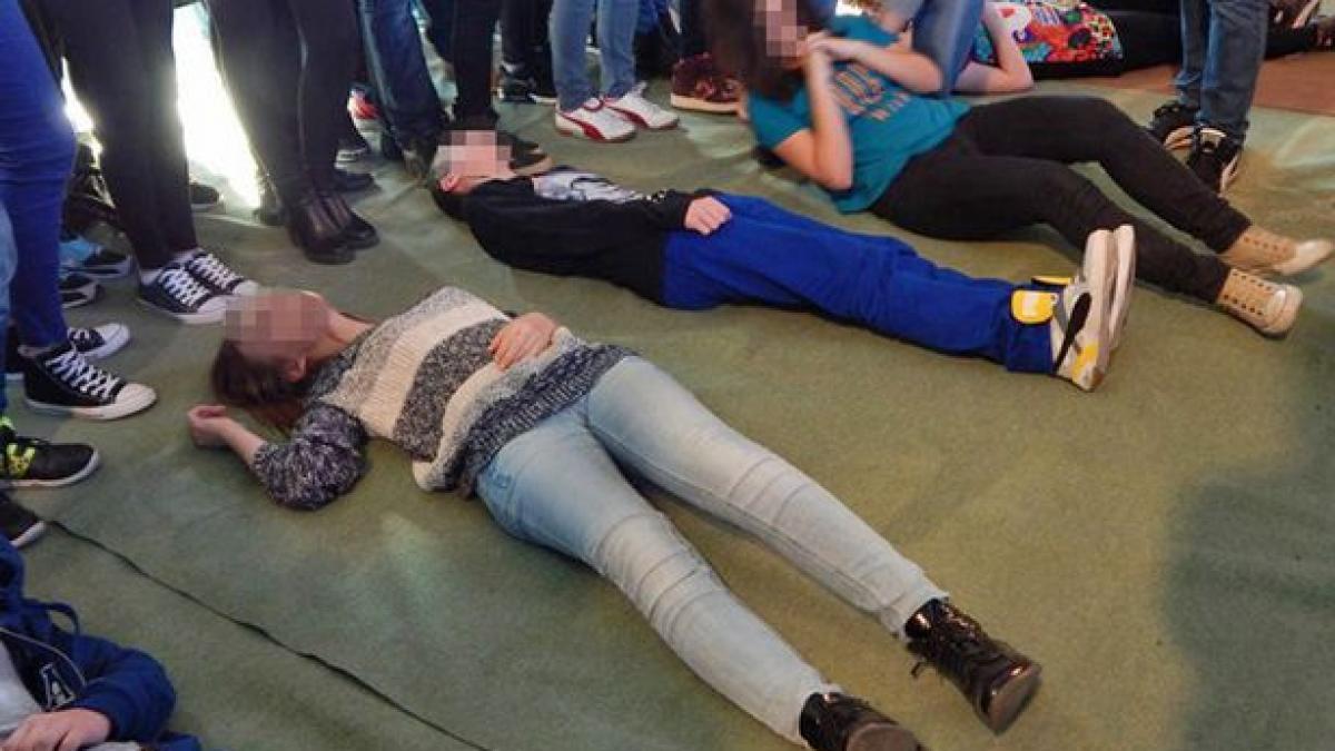 exorcizari in masa intr o tabara de copii elevii trebuie sa il exploreze pe dumnezeu