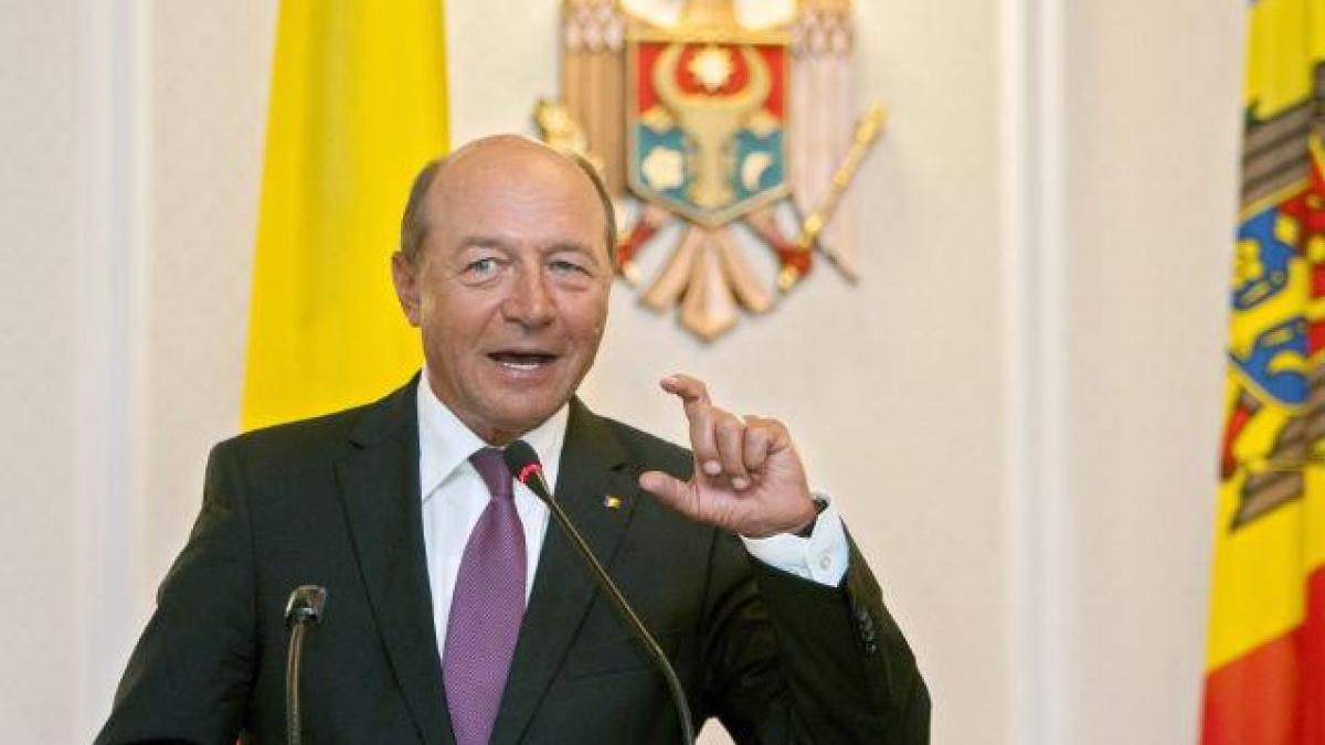 traian basescu merge in republica moldova pentru a fi decorat ce decoratie va primi fostul