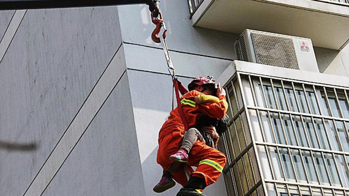 operatiune de salvare in china o fetita a fost salvata de pompieri de pe marginea unui balcon