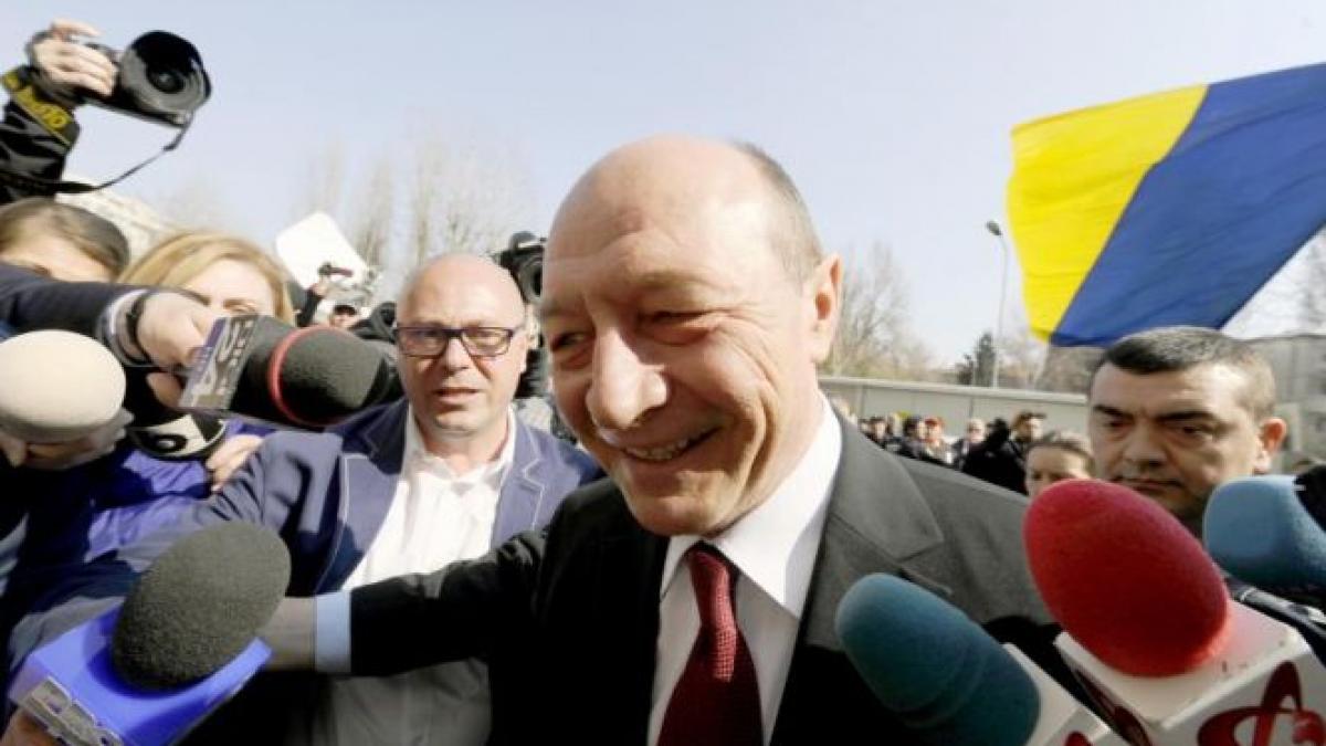 ambasadorul roman la chisinau basescu va primi cetatenia republicii moldova