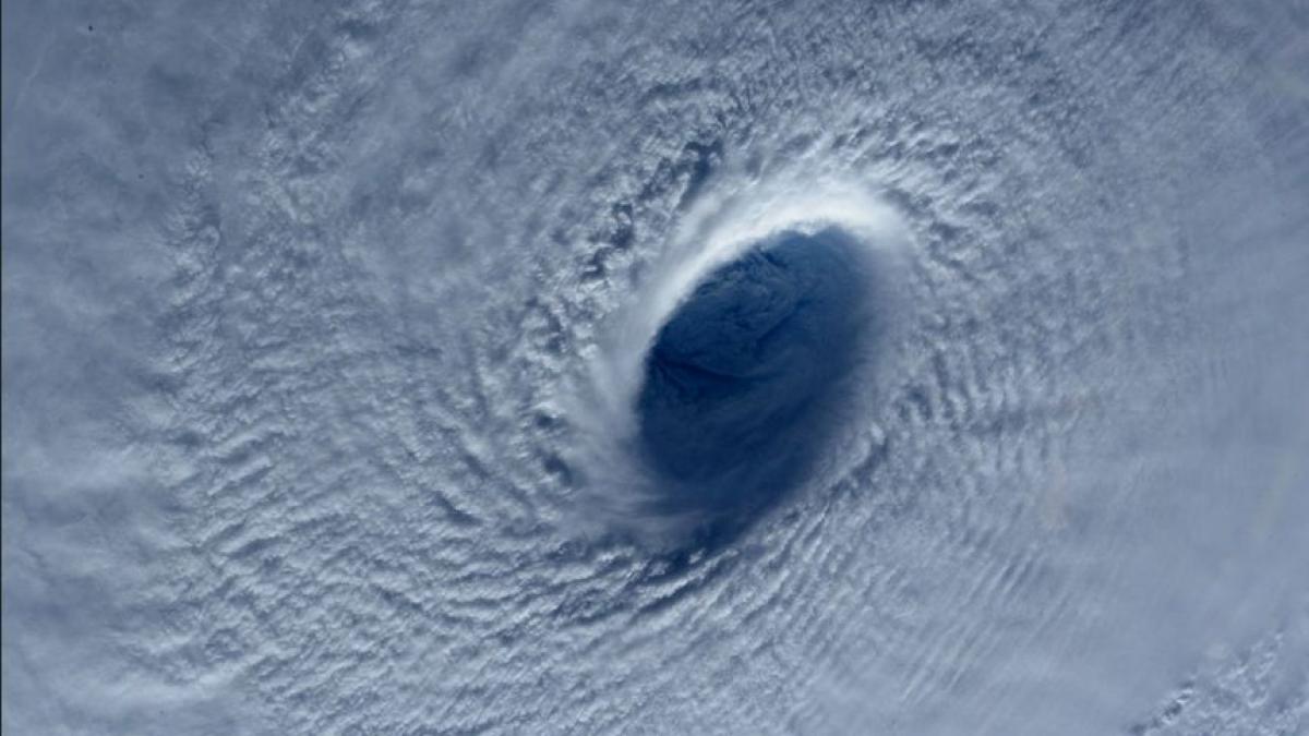 imagini spectaculoase filmate din spatiu ochiul superfurtunii maysak vazut de pe statia spatiala