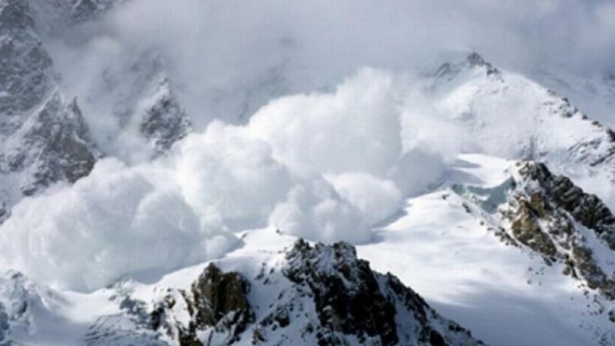 avalansa in muntii rodnei doua persoane prinse sub zapada