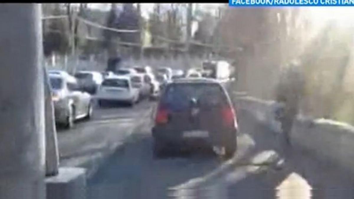 un sofer din bucuresti filmat cand conducea pe trotuar