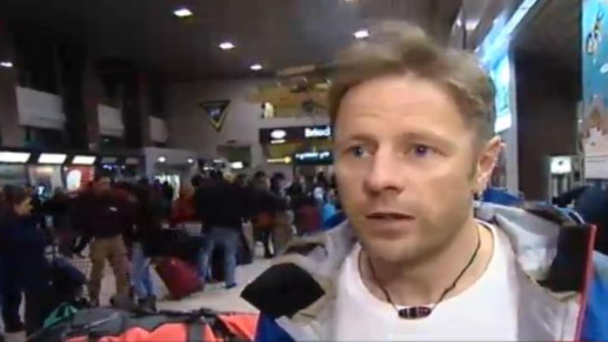 alpinistul aradean zoltan torok duce steagul romaniei pe everest