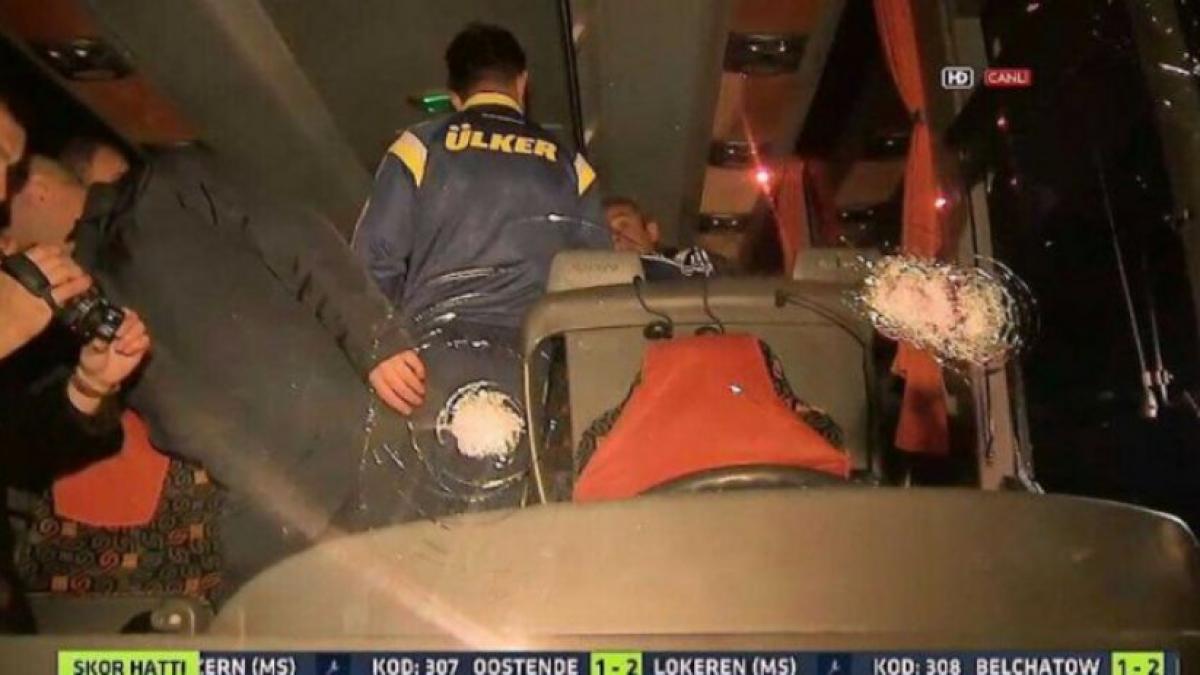 autocarul echipei fenerbahce ciuruit in timp ce trecea un viaduct ce s a intamplat cu jucatorii