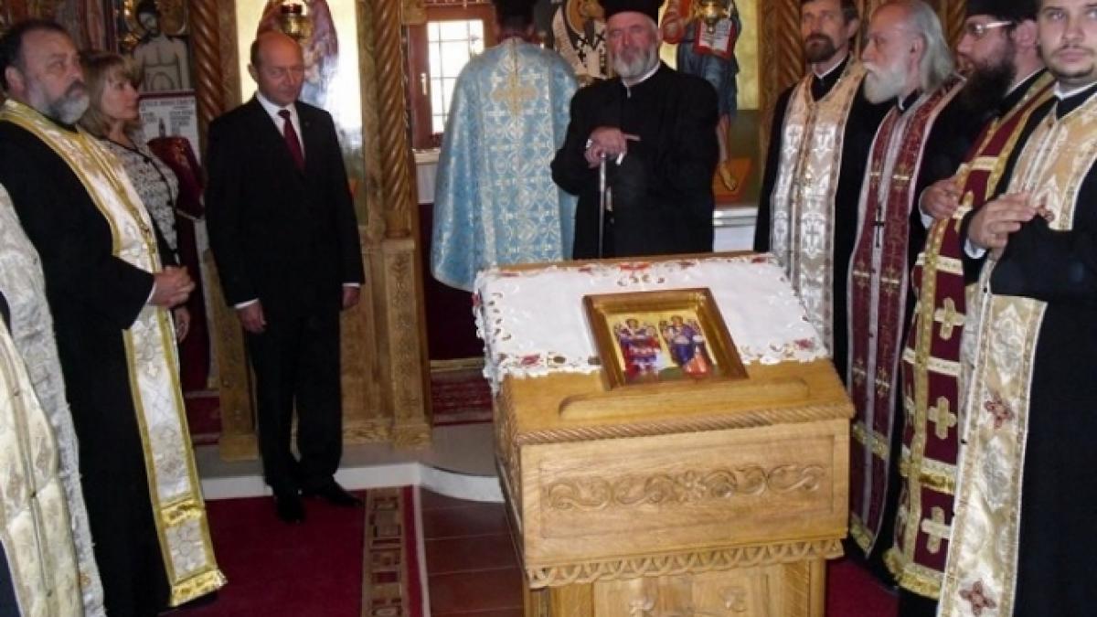 traian basescu jigneste din nou de data aceasta printre icoane