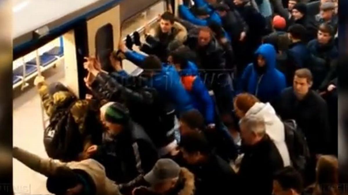 mobilizare pentru salvarea unei batrane la metroul din moscova femeia a fost salvata de pasageri