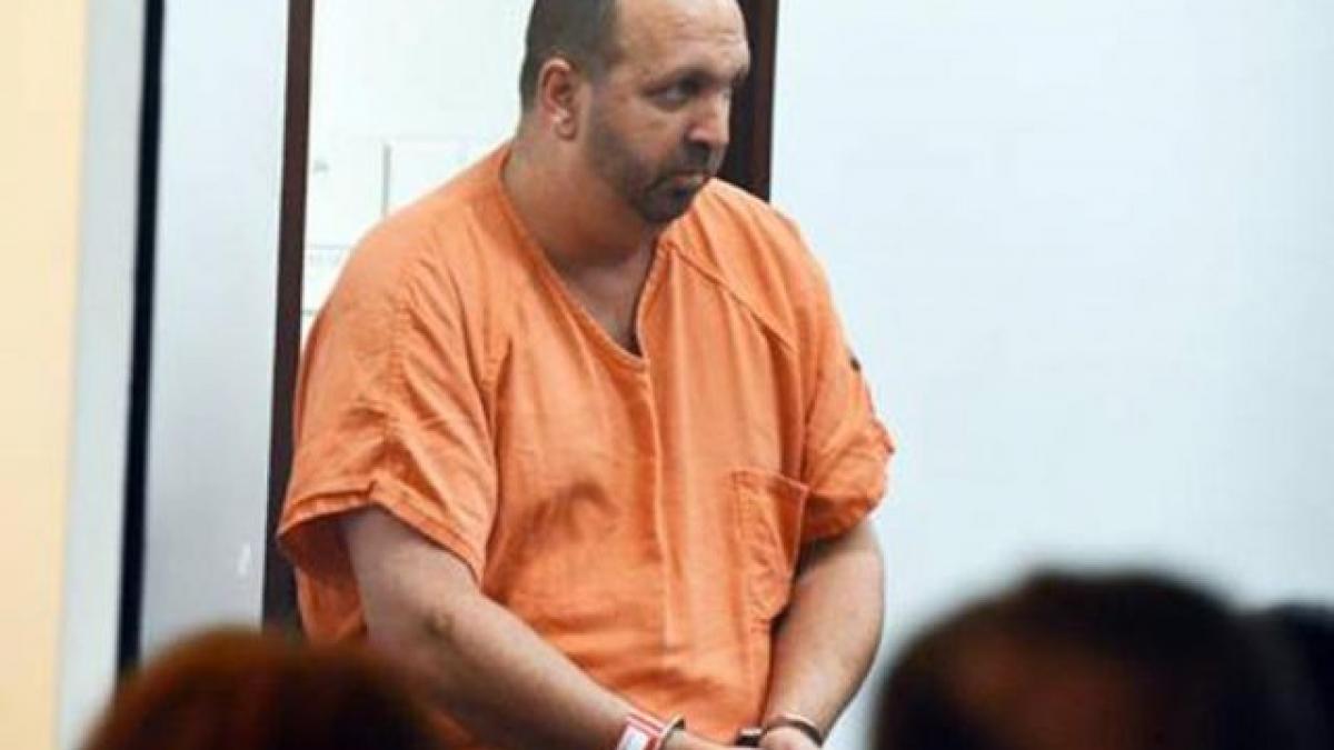 sua barbatul acuzat de uciderea a trei studenti musulmani risca pedeapsa cu moartea