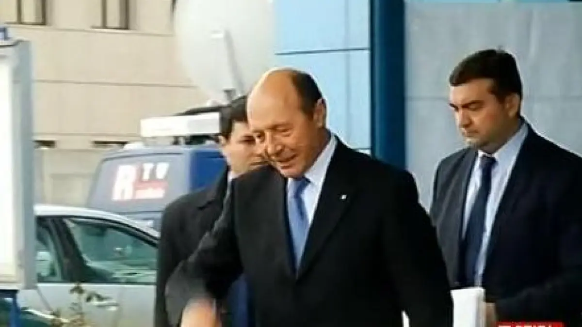 traian basescu isi continua atacurile la justitie pe facebook