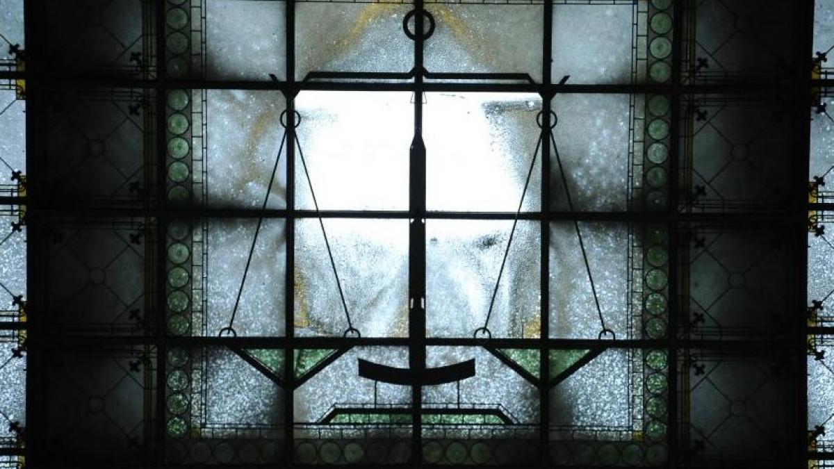 reuters lupta impotriva coruptiei din romania franeaza investitiile