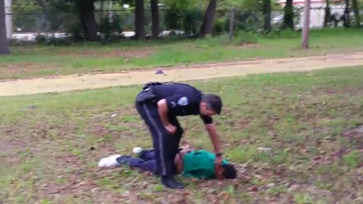 video un politist alb a impuscat un barbat de culoare neinarmat de 8 ori cateva clipe mai tarziu