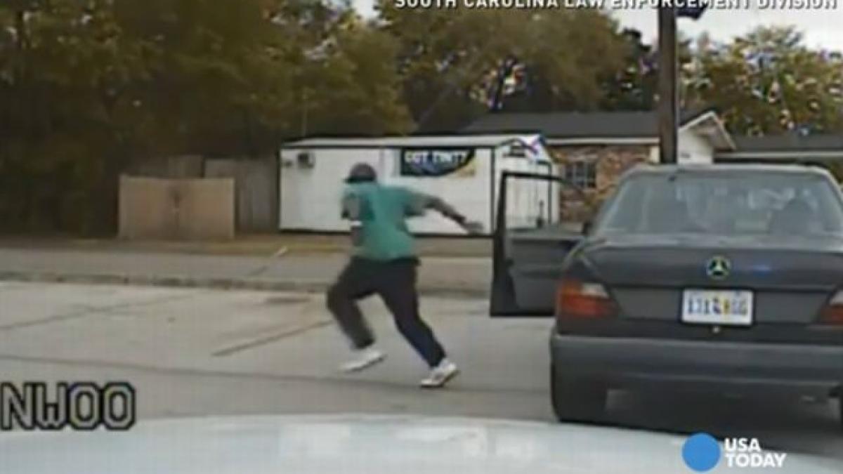 video motivul pentru care politistul l a impuscat pe barbatul de culoare surprins pe camerele de