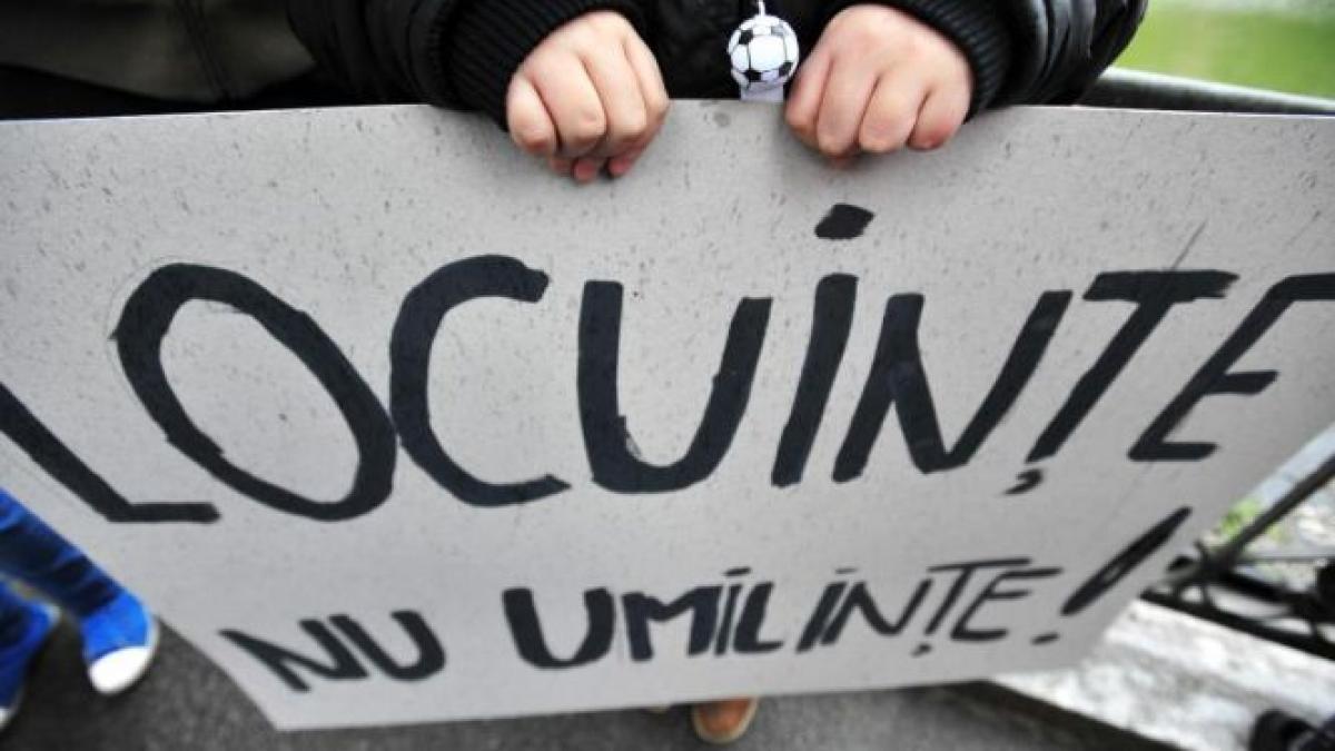 oameni aruncati in strada din propria casa peste doua milioane de romani afectati de legea caselor