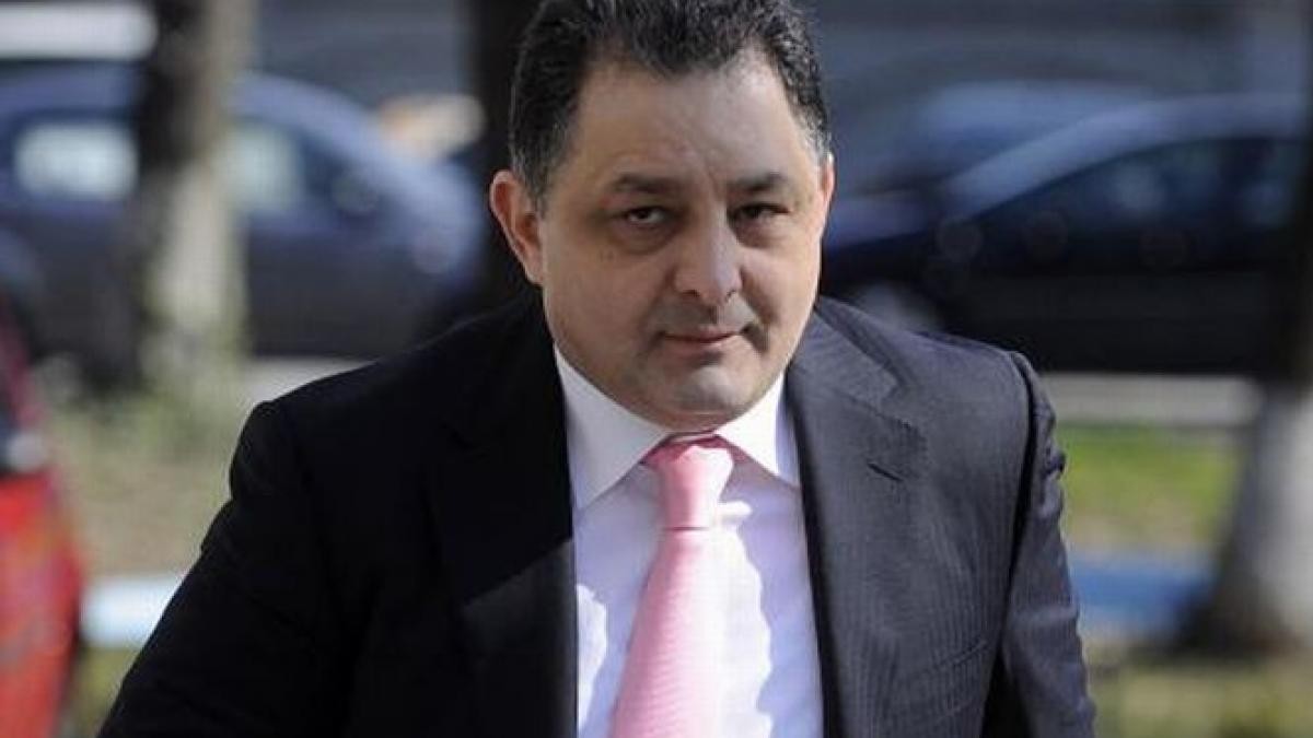 vanghelie isi antreneaza mintea in celula joaca sah cat e ziua de lunga