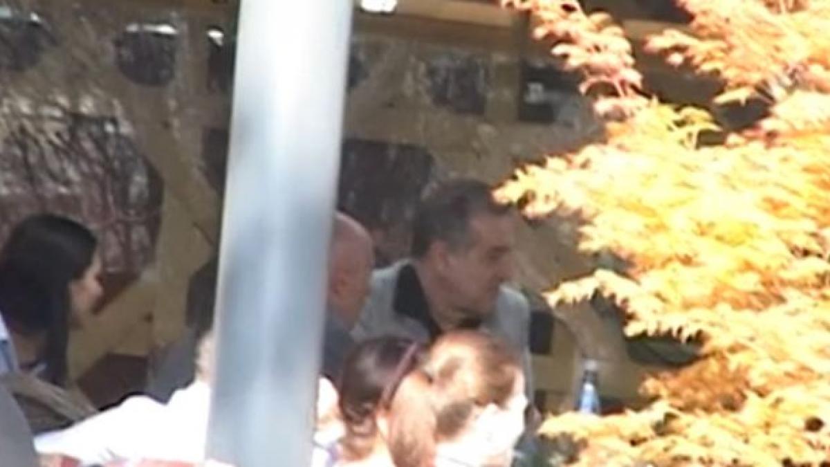 becali si a scos prietenii la terasa la mare