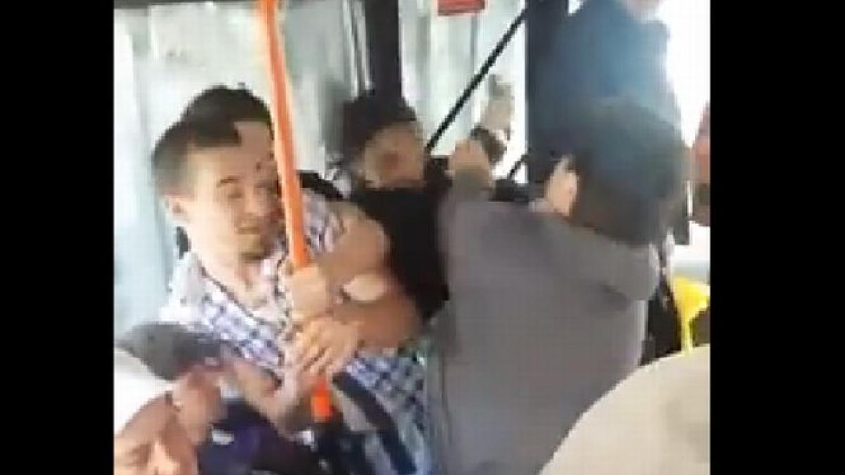 femeie batuta in autobuz in fata a zeci de oameni care nu au intervenit