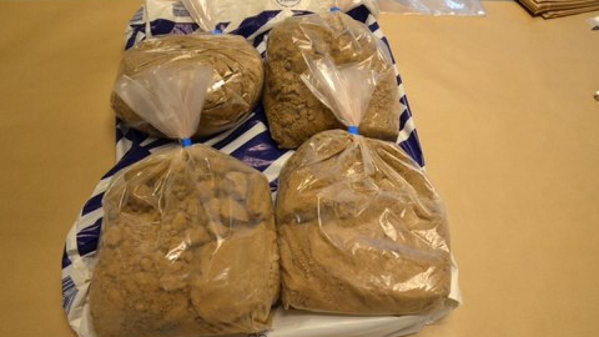 romanca retinuta in bulgaria dupa ce vamesii i au gasit jumatate de kilogram de heroina in haina