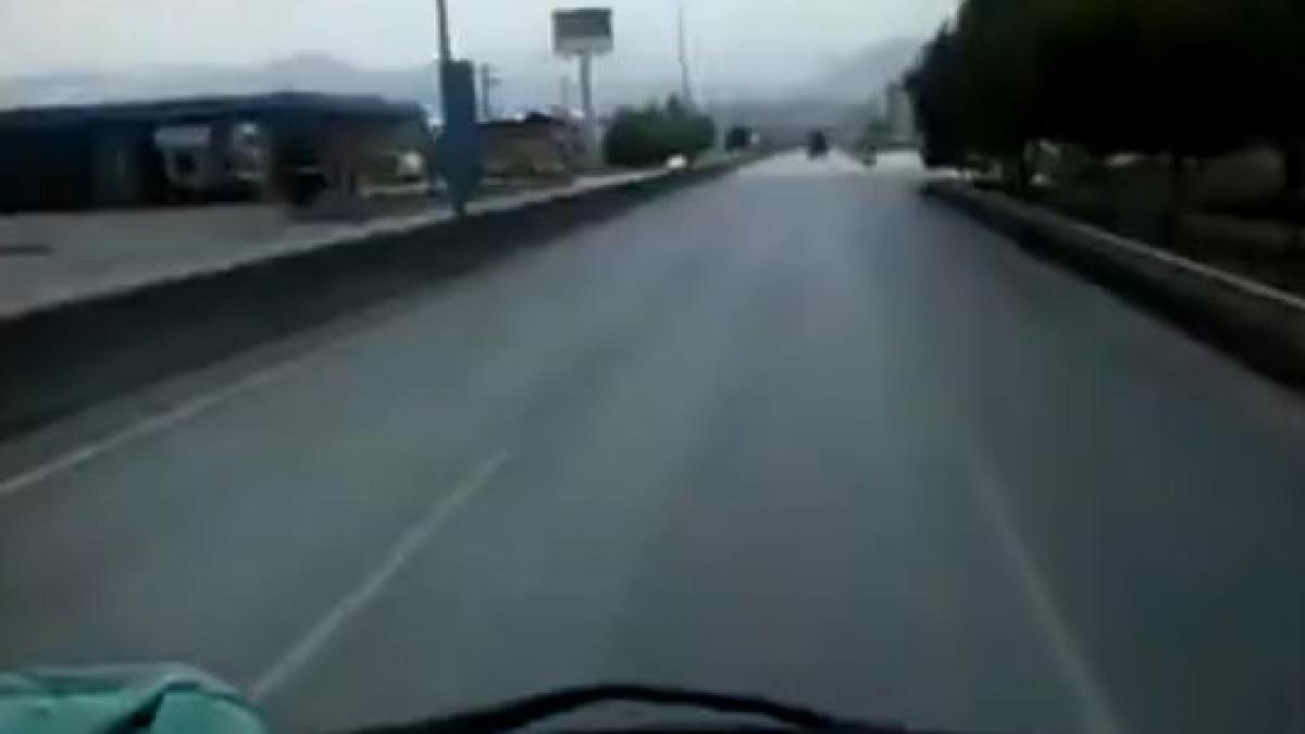 video un pusti de 10 ani a furat camionul tatalui si a iesit la plimbare pe autostrada