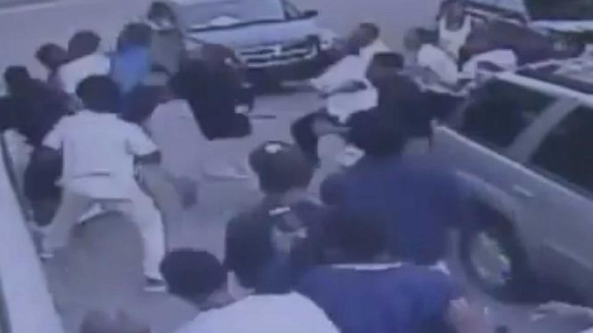 a fost batut de un grup de tineri dupa ce a condus o batrana speriata la masina ei