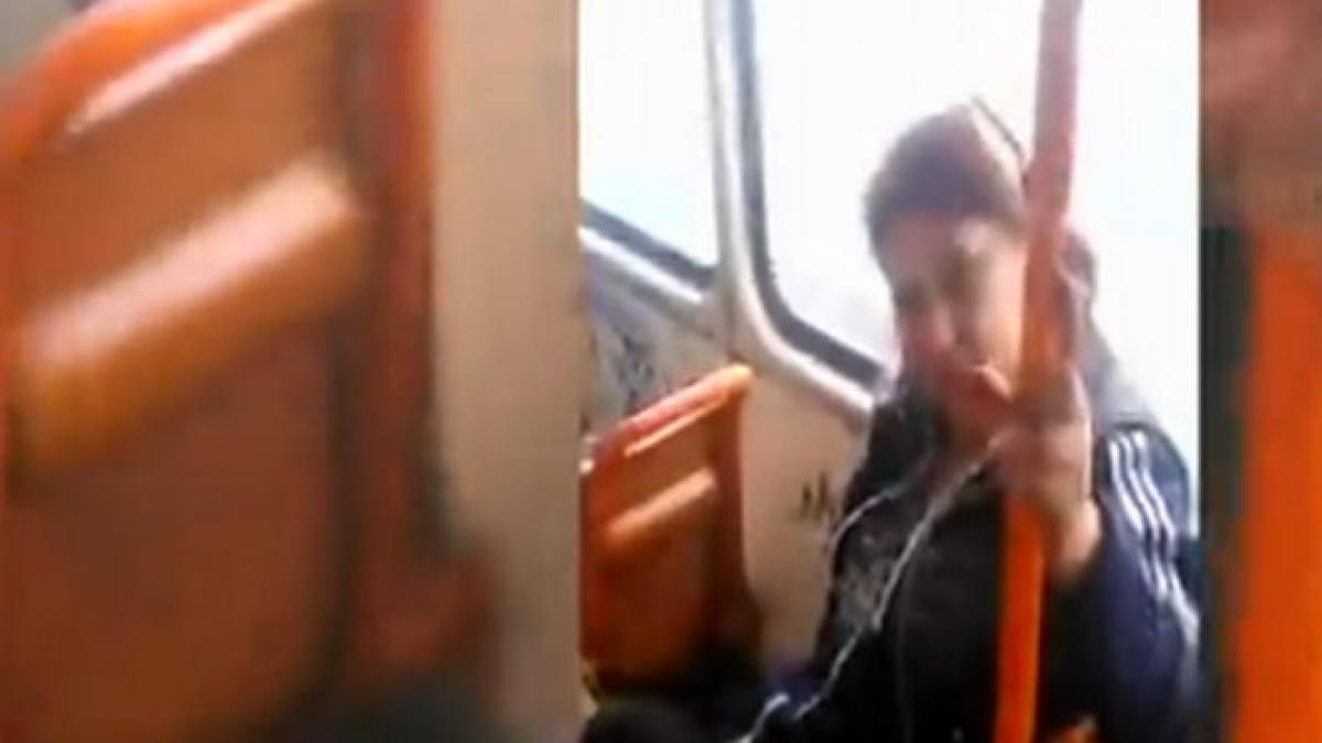 o femeie care fuma in tramvai se dezbraca si sare la bataie