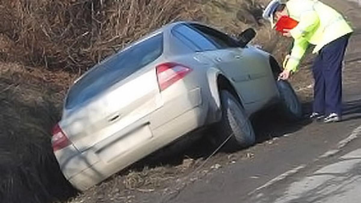un sofer a ajuns cu masina intr un sant lasat nesemnalizat pe mijlocul strazii