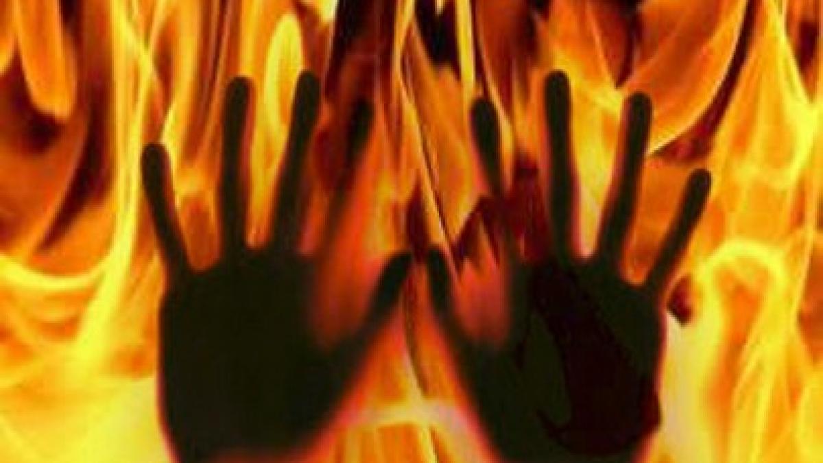 o femeie din pakistan a fost arsa de vie pentru ca a plecat de acasa fara sa ceara voie