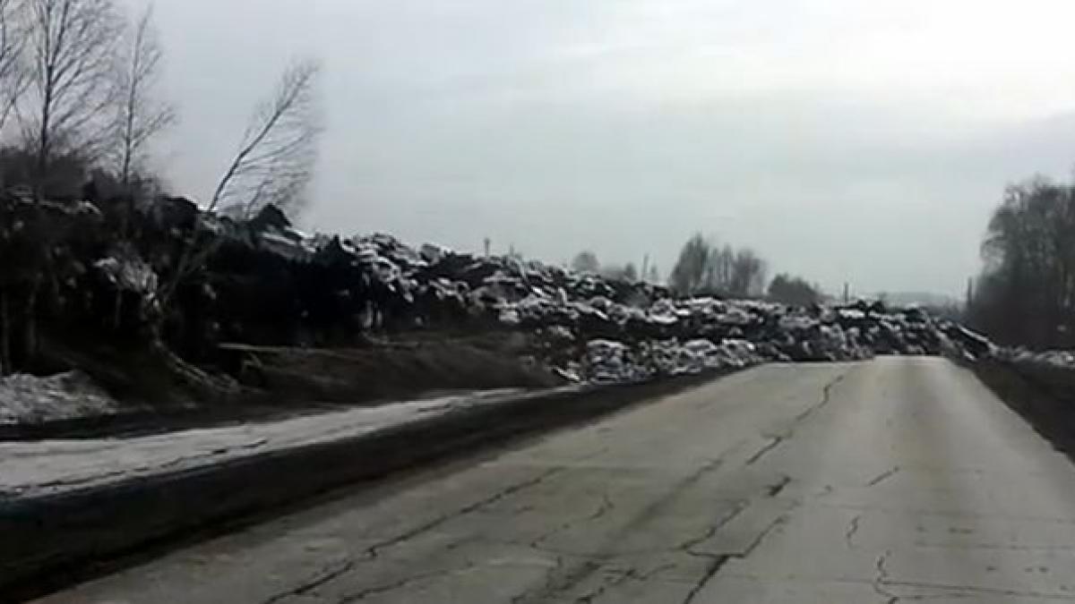 forta devastatoare a naturii o alunecare de teren a maturat copacii liniile de curent si soseaua