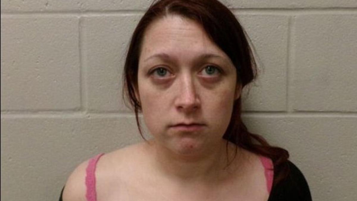 copil lasat sa moara pe podeaua apartamentului infestat de gandaci care s au hranit din el