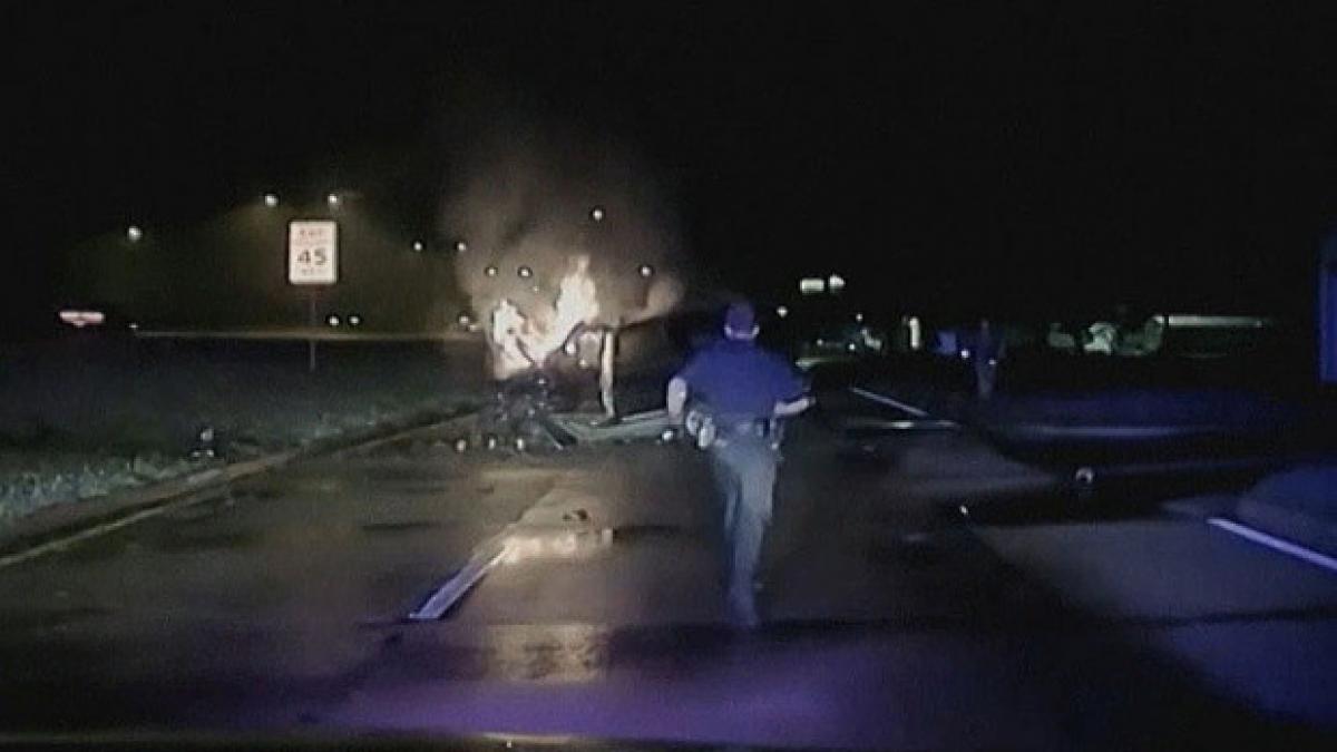 imagini dramatice barbat scos dintr o masina in flacari de doi politisti