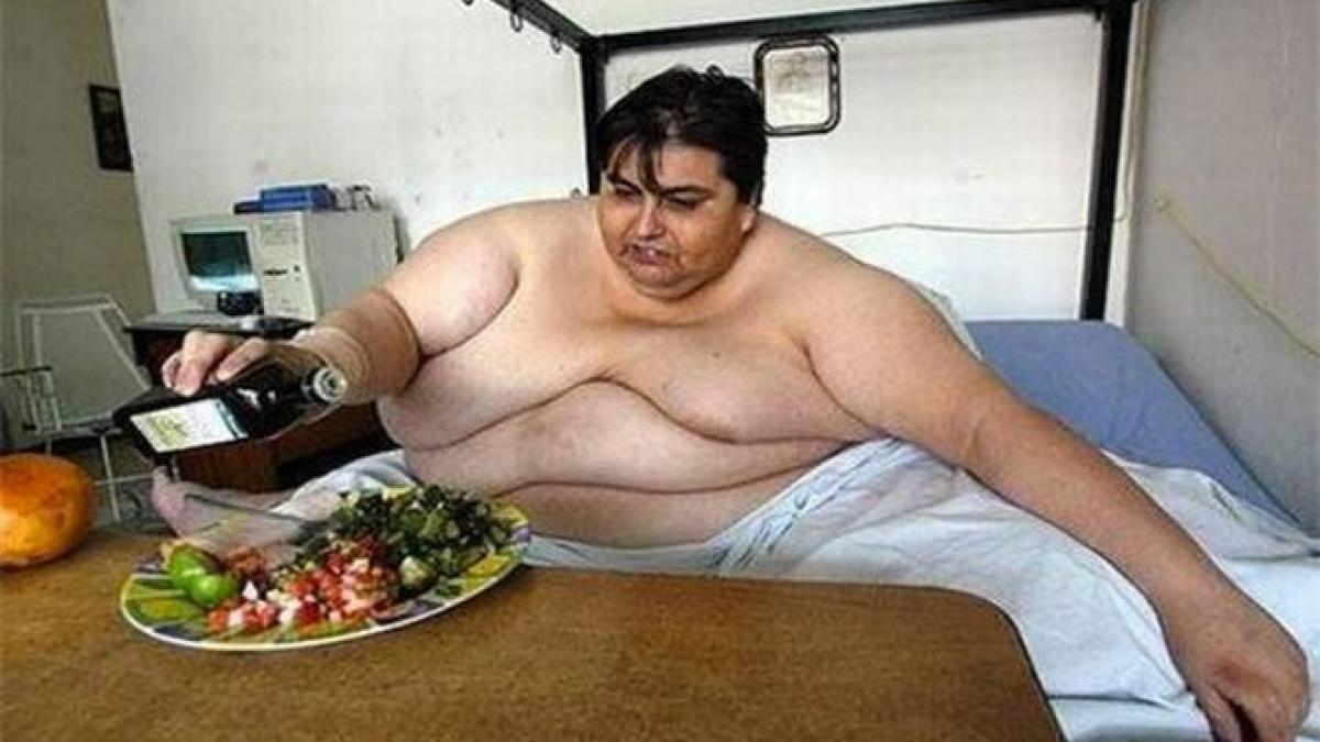 un barbat de peste 450 de kg a fost mutat cu macaraua operatiunea a durat 7 ore