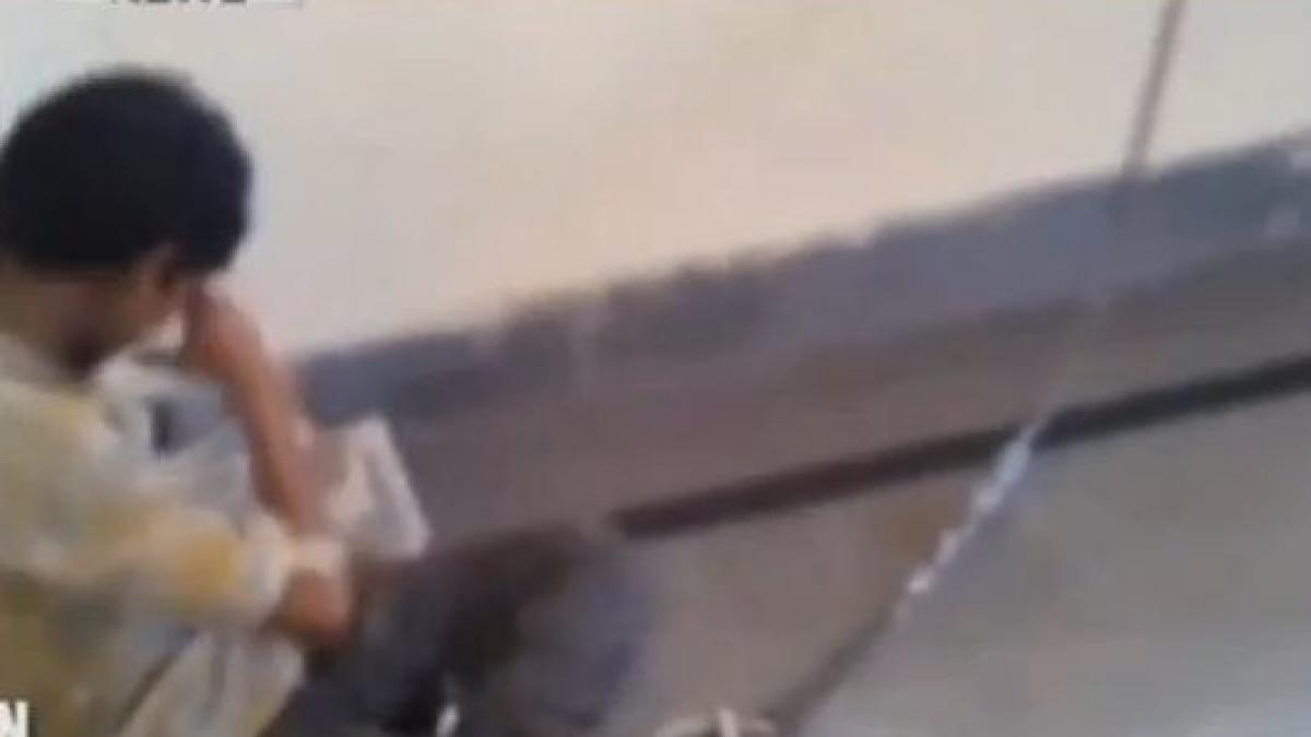 imagini socante copil tinut in lanturi intr o sectie de politie din india