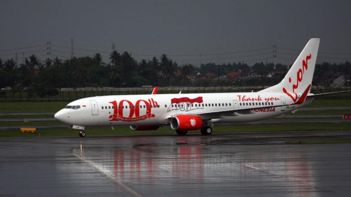 pasageri raniti in indonezia dupa o evacuare de urgenta a unui avion provocata de fum