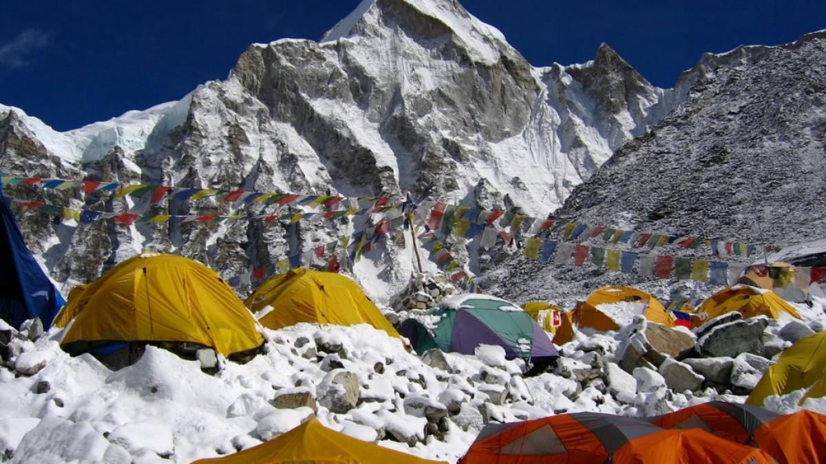 asociatia romana pentru alpinism tabara de baza a alpinistilor de pe everest a fost sever afectata