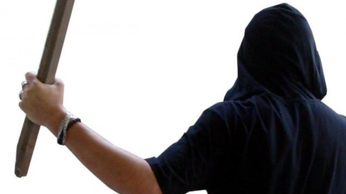 un consilier local si fiul sau si au batut un vecin cu bata de baseball pana l au bagat in spital