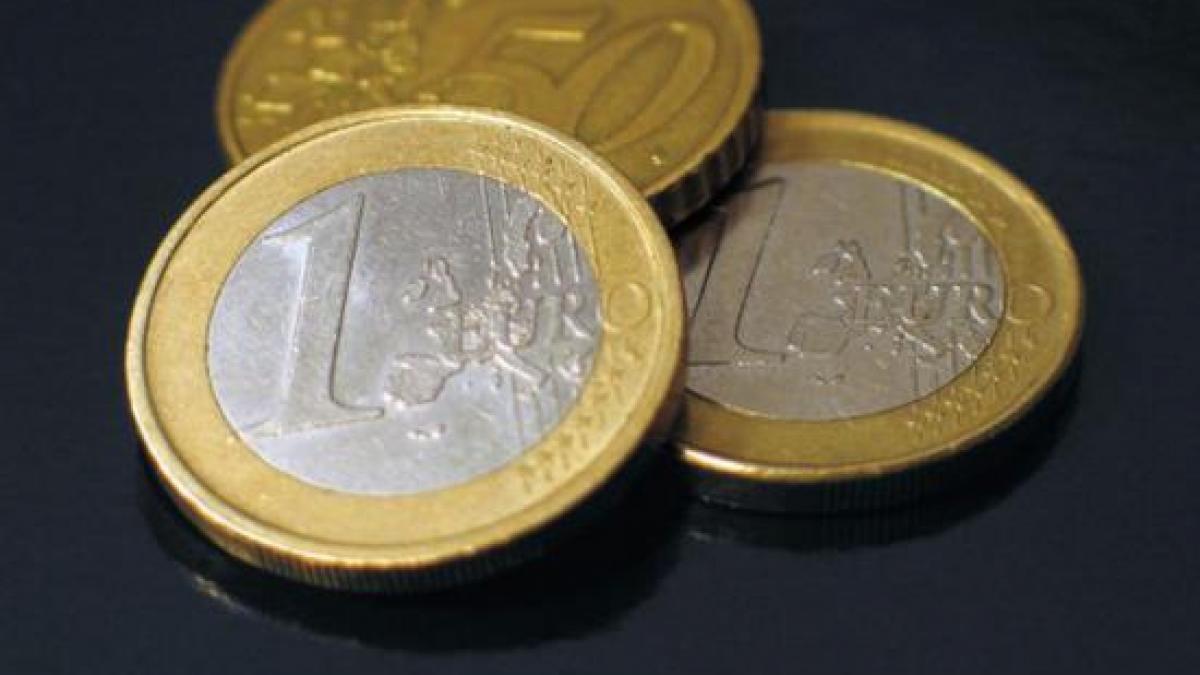 cursul bnr euro a crescut usor si a revenit peste 4 42 lei