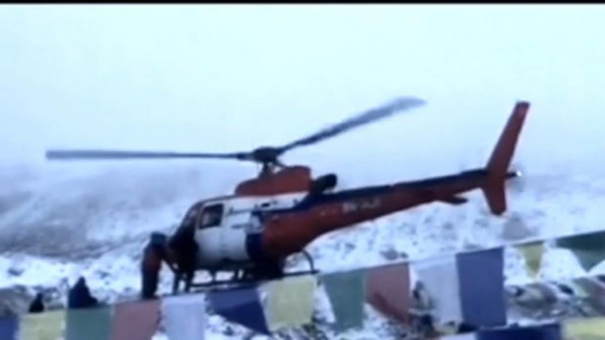 patru dintre cei mai buni alpinisti ai romaniei sunt in continuare blocati pe muntele everest