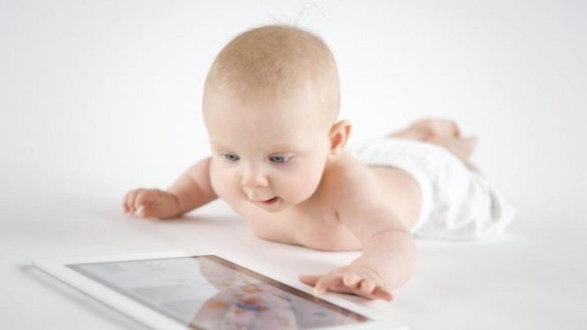 tot mai multi copii invata sa foloseasca telefoanele mobile inainte sa vorbeasca sau sa mearga