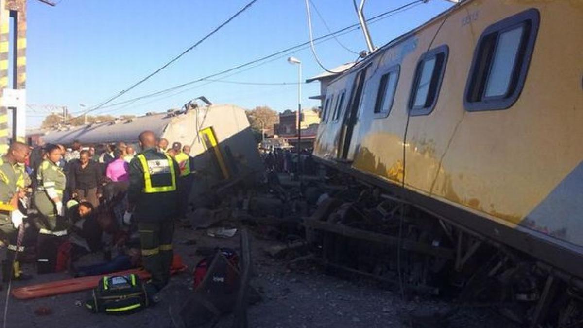 doua trenuri de calatori s au ciocnit in johannesburg
