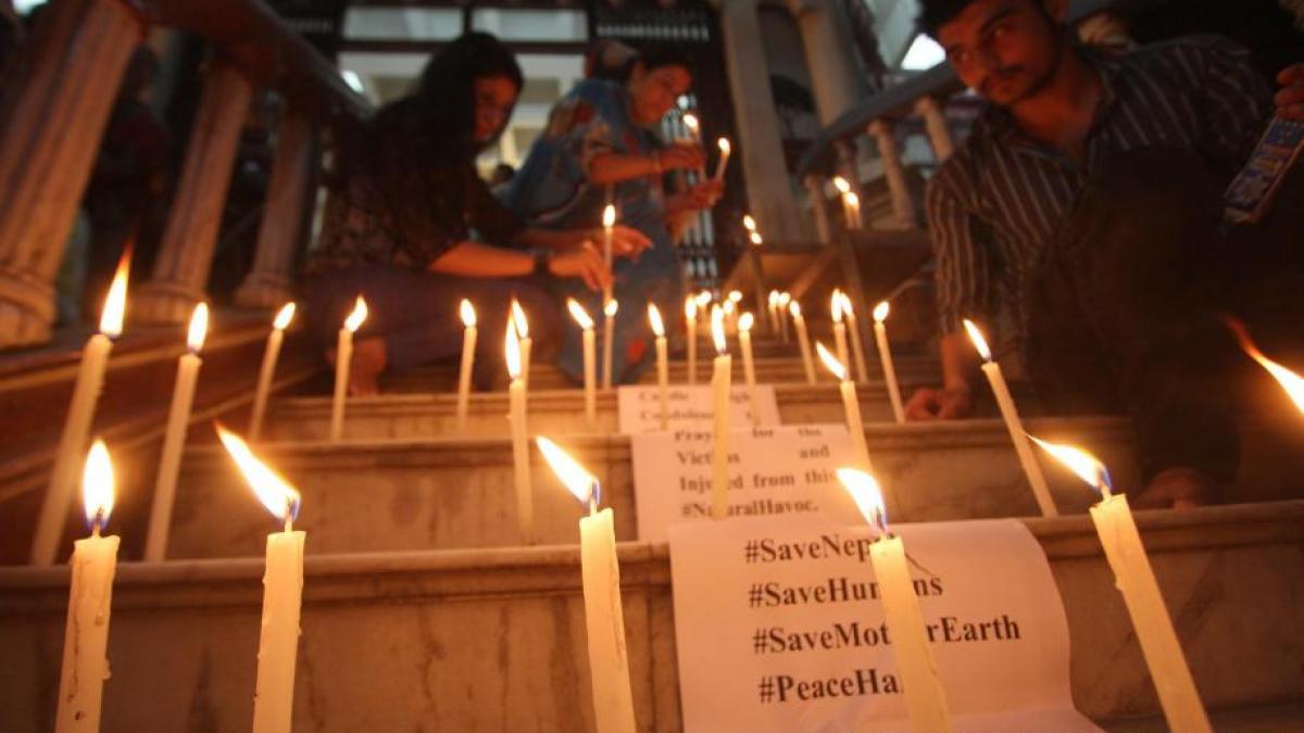 guvernul decreteaza trei zile de doliu national dupa cutremurul din nepal