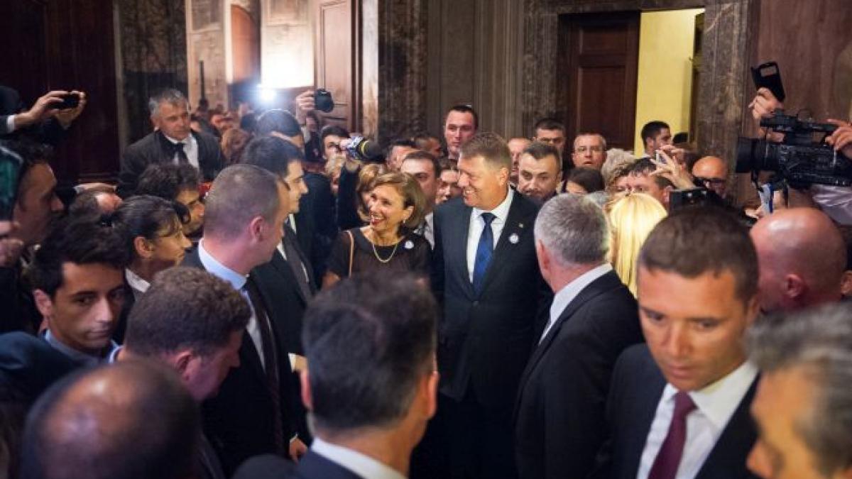 iohannis baie de multime in italia peste 500 de romani care locuiesc la roma au venit sa l vada pe