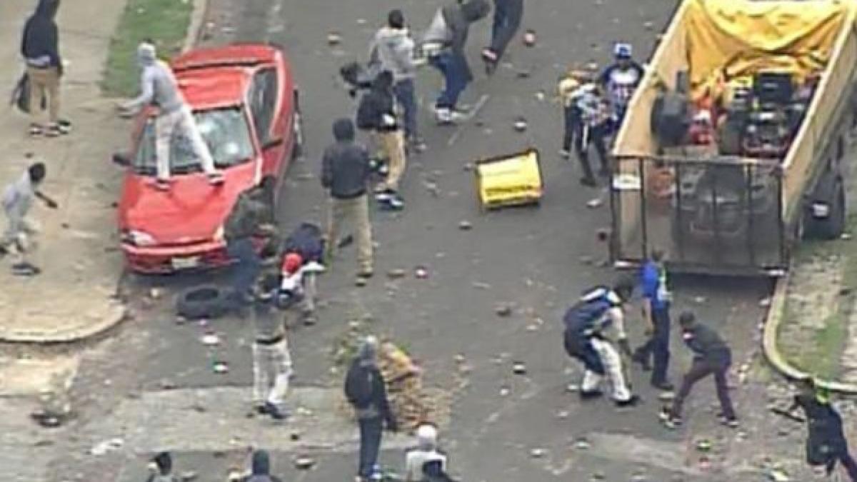 proteste extrem de violente in baltimore sute de oameni s au ciocnit cu politia intr un mall
