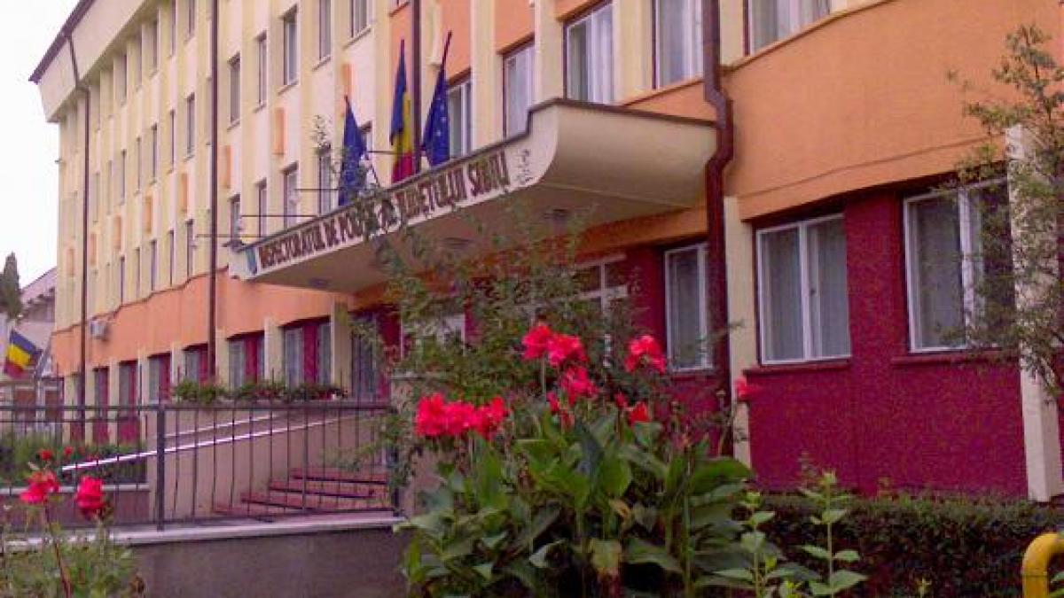 un tanar a atacat cu sticle incendiare sediul ipj din sibiu