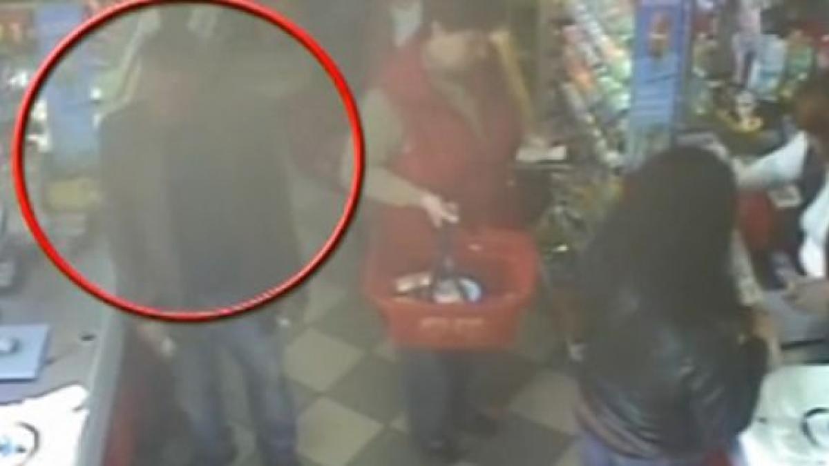 hot surprins de camerele de supraveghere intr un magazin din buzau